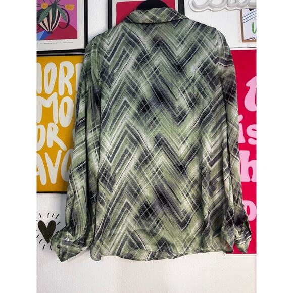 Vince Camuto Women’s Sheer Blouse Green Geometric Print Long Sleeve Size XS - Picture 2 of 7